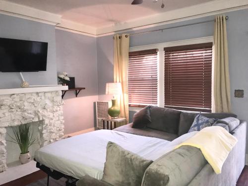 En eller flere senge i et værelse på Heart of LA Koreatown bungalow 1bd 1bath