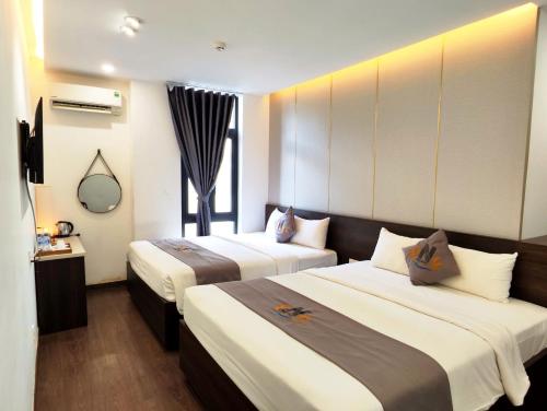 トゥイホアにあるNile Hotel Phu Yenのベッドが2つと窓があるホテルの部屋
