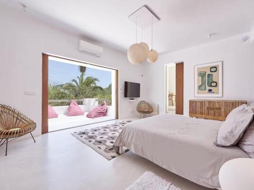 Кровать или кровати в номере Villa in Ibiza near Cala Bassa Beach