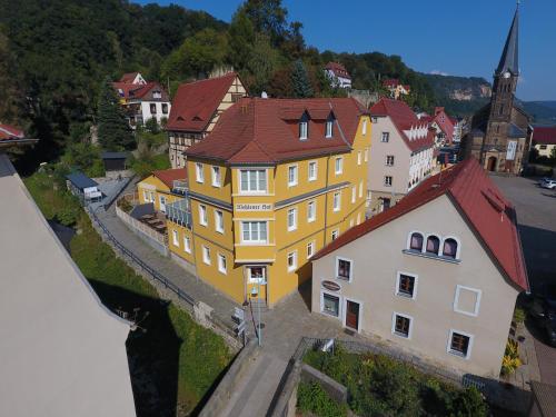 una vista aérea de un edificio amarillo en una ciudad en Hotel Wehlener Hof en Stadt Wehlen