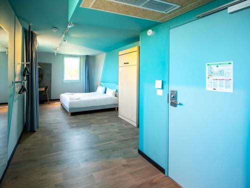Una cama o camas en una habitación de ibis budget Auxerre Nord