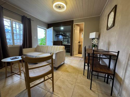 ボルカンにあるCasa Mia Volcanのソファとテーブルと椅子のあるリビングルーム