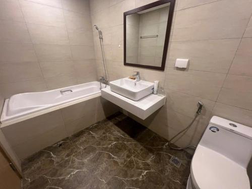 a bathroom with a sink and a tub and a toilet at FLC Quy Nhơn-Hotel View Biển-TT Thành Phố-Hồ Bơi 4 Mùa-QN Apartment in Quy Nhon