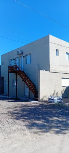 een gebouw met een trap aan de zijkant bij Brusa in Las Grutas