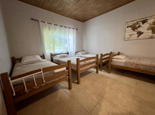 ボルカンにあるCasa Mia Volcanのベッドが3つと窓のある部屋