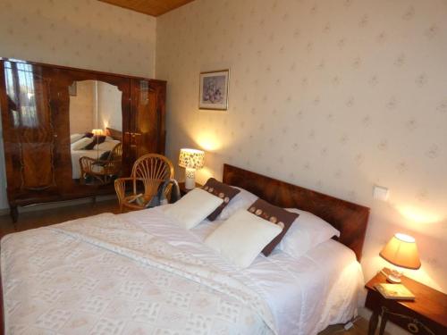 Ένα ή περισσότερα κρεβάτια σε δωμάτιο στο Maison Vendéenne avec Jardin - Animaux Admis - FR-1-540-168