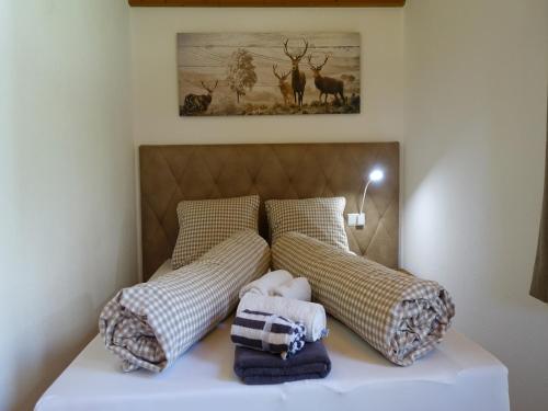 Ένα ή περισσότερα κρεβάτια σε δωμάτιο στο Chalet Leutasch with Ski Trail & Mountain Views