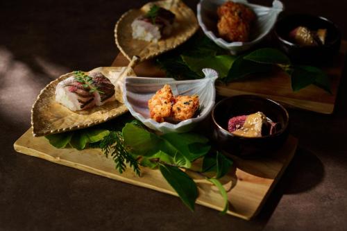 Un plato de comida con un sándwich y algunas salsas. en Ochiairo, en Izu