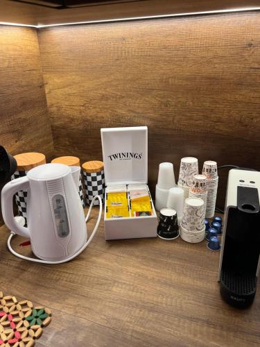 um balcão com uma máquina de café e outros itens sobre ele em The Hot Spot em Kosovo Polje