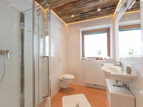 Un baño con inodoro, ducha y lavabo. en Chalet in Ellmau near Ski Lift, en Ellmau