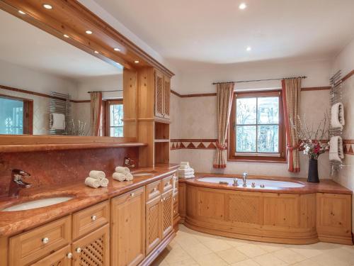 O baie la Elegant Chalet near Slopes & Village