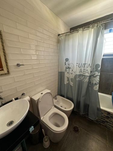 a bathroom with a toilet and a sink at Casa quinta a minutos de La Plata in Berisso