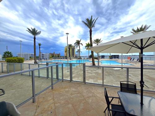 Foto de la galería de Lux Vista Retreat, 2BR, 2BA with terrace and pool en Fort Myers