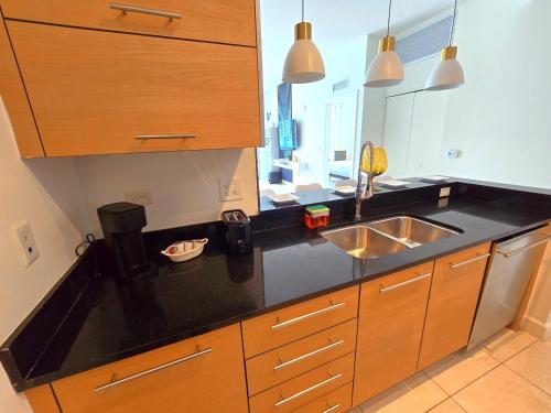 Kuchyň nebo kuchyňský kout v ubytování Lux Vista Retreat, 2BR, 2BA with terrace and pool