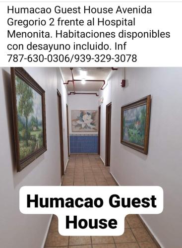 Humacao Guest House 4 في هوماكاو: ملصق لمتحف به ممر مزين بلوحات فنية على جدرانه