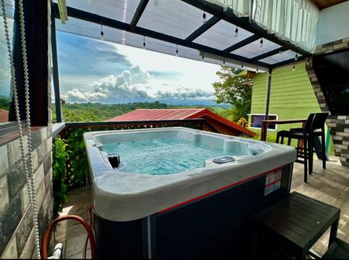 Villa Oropéndola Sarapiquí في Colonia Carvajal: حوض استحمام ساخن على فناء المنزل