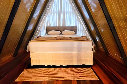 uma cama numa cama num quarto em Cabana El Shaday em Pirenópolis