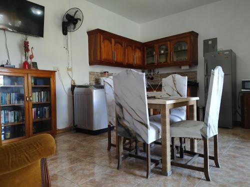 Zona d'estar a Destiny Palms Apt