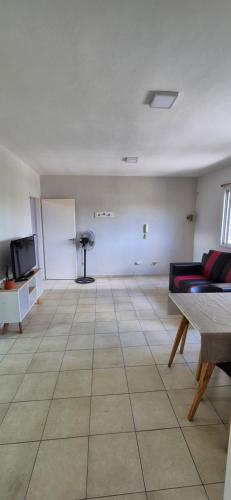 ein Wohnzimmer mit Sofa und Fernseher in der Unterkunft Dpto céntrico san lorenzo in San Lorenzo