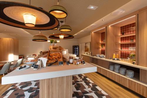 ランスにあるカンパニール ランス サントル - カテドラルの食べ物が置かれたカウンターのあるレストラン