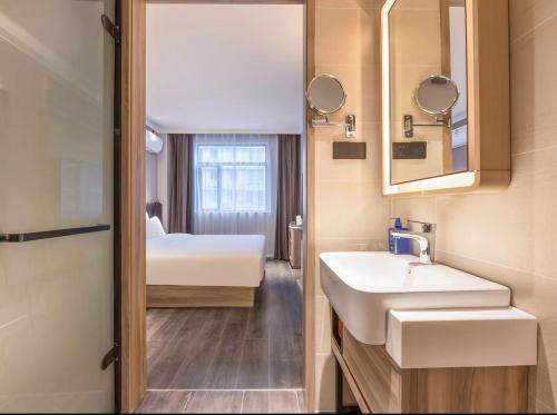 Postel nebo postele na pokoji v ubytování Hanting Hotel Nanjing Beijing East Road Jiuhuashan Subway Station