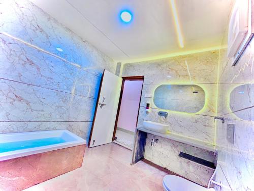 Tiger Heaven Resort في Tāla: حمام مع حوض استحمام ومغسلة