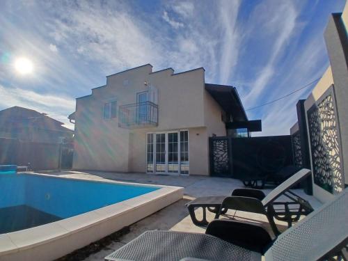 Piscina de la sau aproape de Villa Atlantis