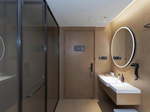 Ένα μπάνιο στο 全季杭州临安人民广场酒店