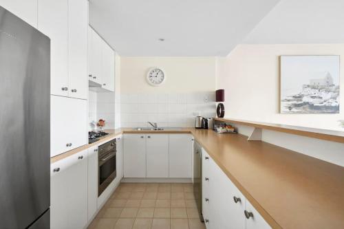 Køkken eller tekøkken på Waterfront Executive Apartment in central Geelong