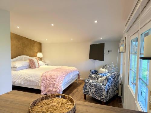 Ένα ή περισσότερα κρεβάτια σε δωμάτιο στο Wild Meadow Cottage - Countryside Views and King Bed