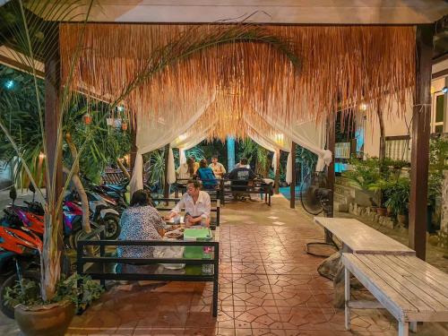 Επισκέπτες που μένουν στο ชรัส รีสอร์ท เกาะล้าน