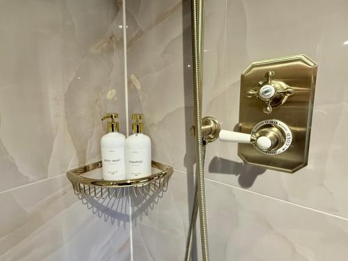 Ένα μπάνιο στο Wild Meadow Cottage - Countryside Views and King Bed