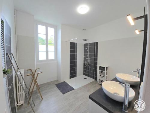 Ένα μπάνιο στο Grande maison avec piscine privée, parking et animaux acceptés - FR-1-616-505