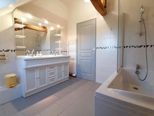 Koupelna v ubytování Fermette 3 étoiles, proche du Mans, jusqu'à 14 personnes - FR-1-410-488