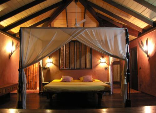 Tempat tidur dalam kamar di Residence Tsara Vintana