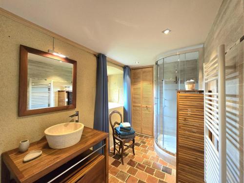 un baño con lavabo y espejo en Charmante maison Périgord avec piscine privée et WIFI - FR-1-616-511, en Fonvielle