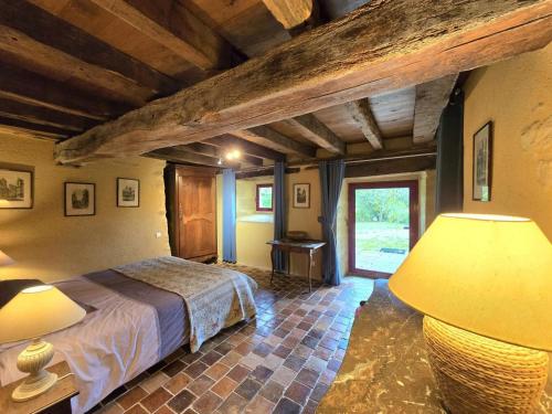 1 dormitorio con 1 cama y 1 lámpara en una habitación en Charmante maison Périgord avec piscine privée et WIFI - FR-1-616-511, en Fonvielle