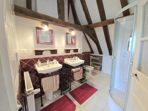 Un baño con dos lavabos y una ducha. en Charmante maison à Hautefort avec piscine privée, animaux admis - FR-1-616-514, en Boisseuilh