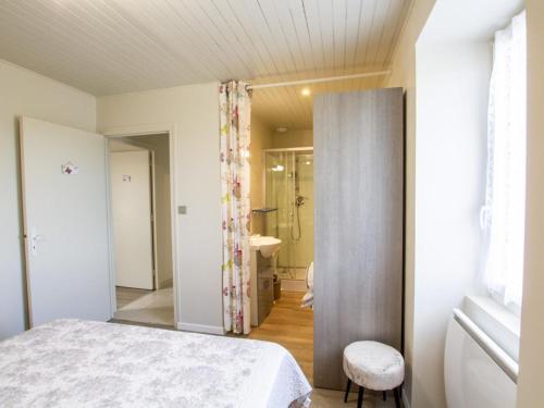 Ένα μπάνιο στο Maison périgourdine avec piscine chauffée et WiFi - FR-1-616-518