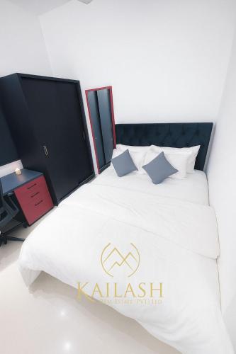 En eller flere senge i et værelse på Kailash Real Estate