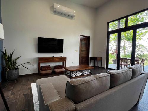 Μια τηλεόραση ή/και κέντρο ψυχαγωγίας στο Chial Villa 16 Overlooking San Ignacio Mountains