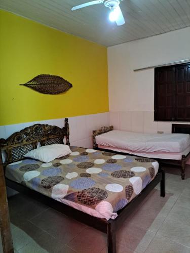 En eller flere senge i et værelse på Hostel da Passarela