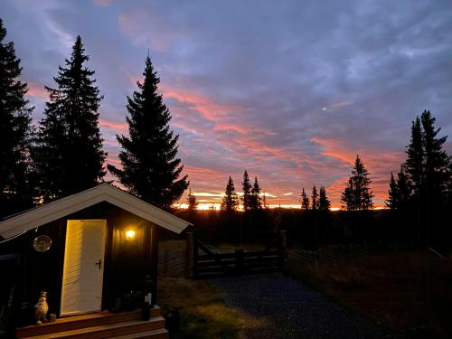 Východ nebo západ slunce při pohledu z prázdninového domu nebo okolí