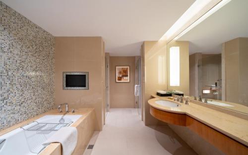 TV a/nebo společenská místnost v ubytování Kunshan Yu Yuan Garden Hotel