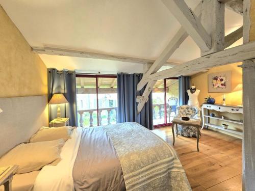 Un dormitorio con una cama grande y una ventana. en Gîte Confortable à Saint-Sulpice-d'Excideuil avec Internet - FR-1-616-533, en Fonvielle