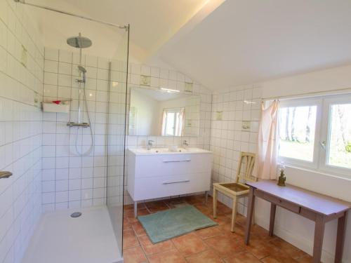 Ένα μπάνιο στο Maison sur 8 hectares, randonnées, piscine partagée - FR-1-616-535