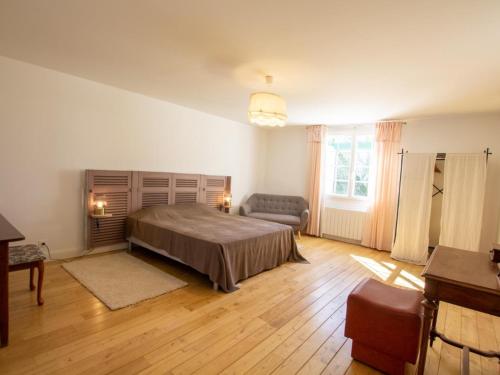 Ένα ή περισσότερα κρεβάτια σε δωμάτιο στο Maison sur 8 hectares, randonnées, piscine partagée - FR-1-616-535