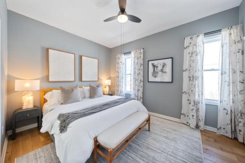 Кровать или кровати в номере NYC Skyline Views • Near Times Sq • Rooftop Deck