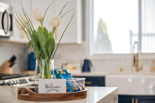 Кухня или мини-кухня в NYC Skyline Views • Near Times Sq • Rooftop Deck
