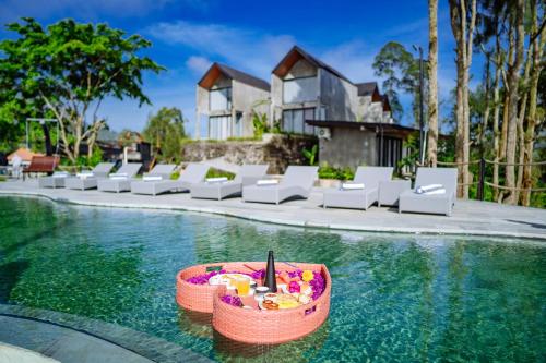Hồ bơi trong/gần Maisaba Kintamani Luxury Cabin and Bistro